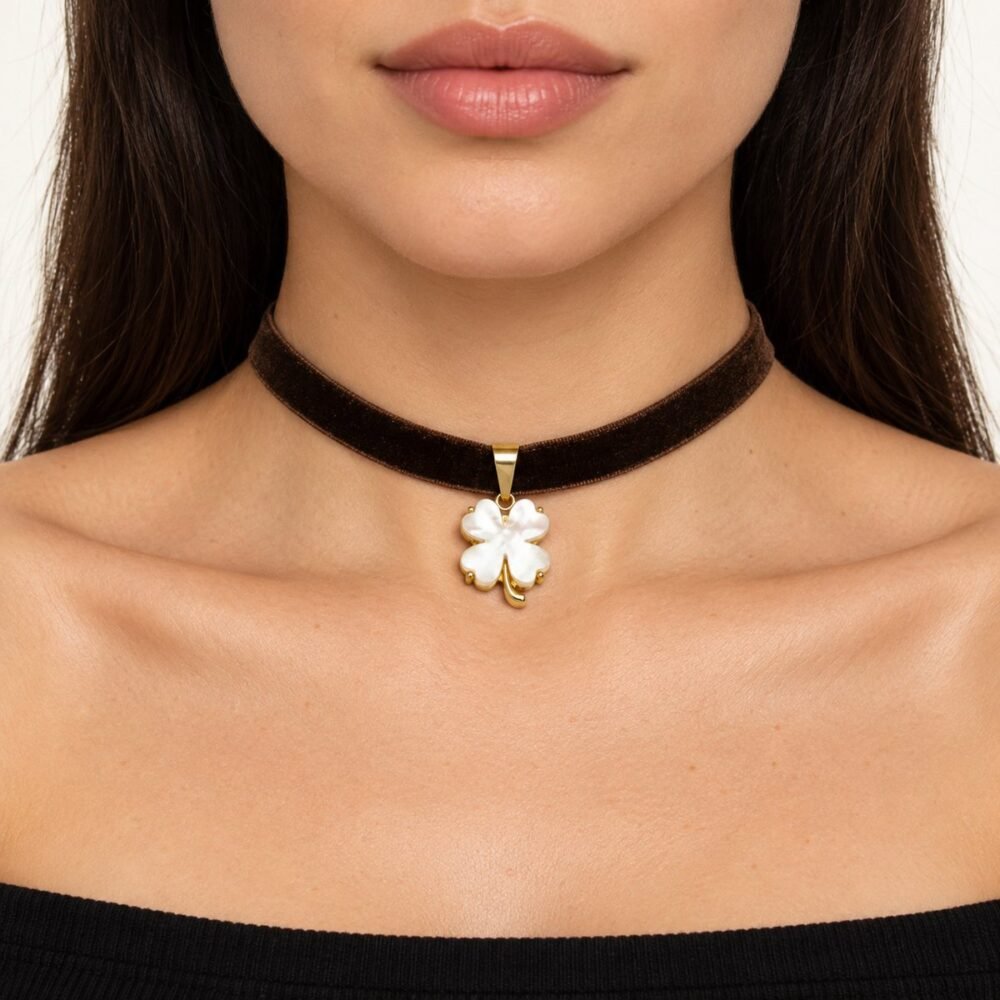 Yonca Uçlu Kahverengi Kadife Choker Kolye – boyunda önden görünüm