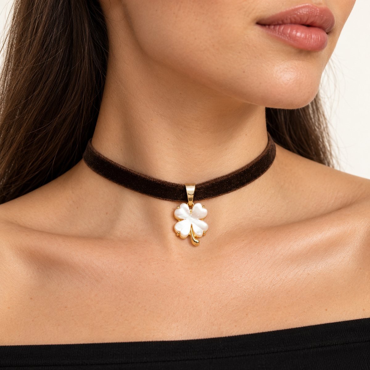 Yonca Uçlu Kahverengi Kadife Choker Kolye – boyunda yandan görünüm