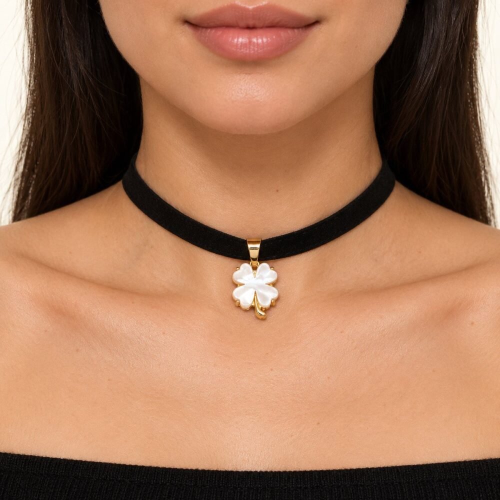 Yonca Uçlu Siyah Süet Choker Kolye – boyunda önden görünüm