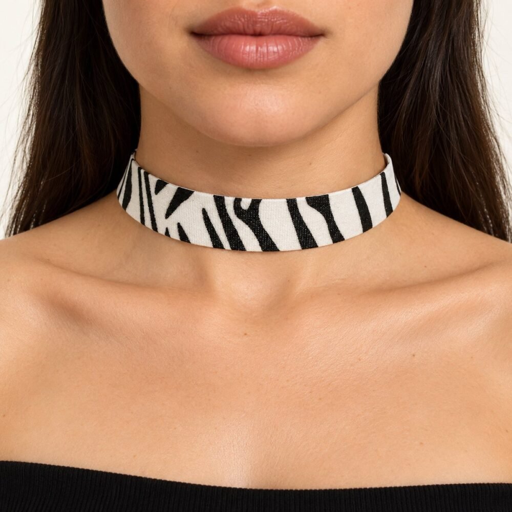 Zebra Desen Choker Kolye – boyunda önden görünüm