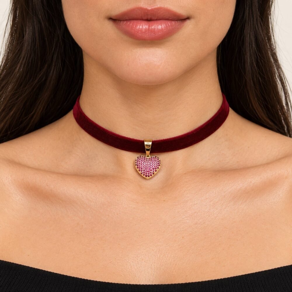 Zirkon Kalp Uçlu Bordo Kadife Choker Kolye – boyunda önden görünüm