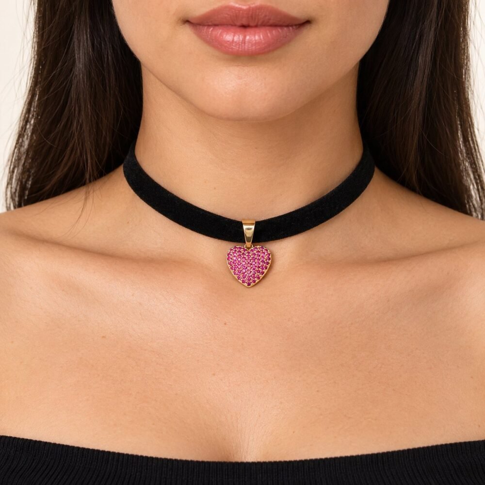 Zirkon Kalp Uçlu Siyah Süet Choker Kolye – boyunda önden görünüm