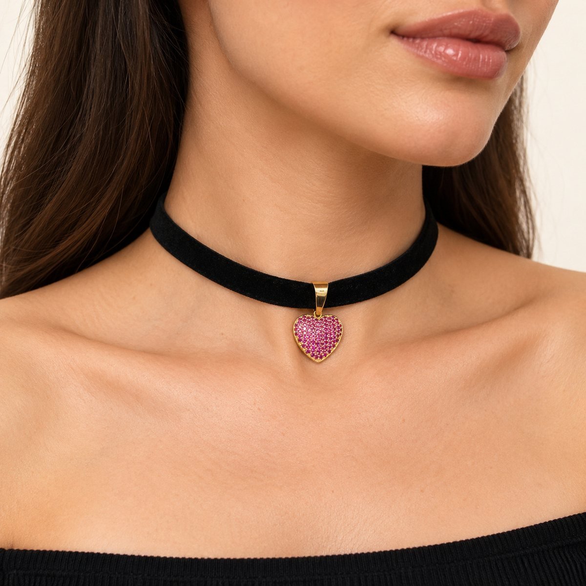 Zirkon Kalp Uçlu Siyah Süet Choker Kolye – boyunda yandan görünüm